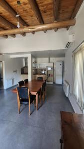 聖拉斐爾的住宿－Departamento Centro San Rafael，一间带木桌和椅子的用餐室