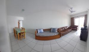 a living room with a couch and a table at Max House PG -Novo, 82m2, Guilhermina, Churrasqueira e prox a feirinha in Praia Grande