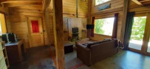 Et tv og/eller underholdning på Hermosa cabaña en bosque nativo