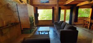 Et opholdsområde på Hermosa cabaña en bosque nativo