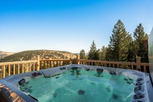 bañera de hidromasaje en la cubierta de una casa en Stay in Evergreen - Denver Mountain Escape en Evergreen