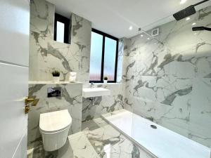 y baño con aseo y lavamanos. en Incredible Large 3 Bedroom Apartment - Sleeps 8!, en Bournemouth