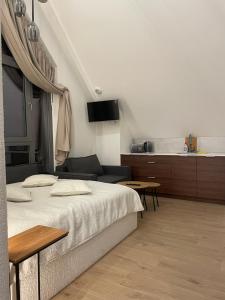une chambre avec un lit et un salon dans l'établissement Kras Resort 304 Szklarska Poręba, à Szklarska Poręba
