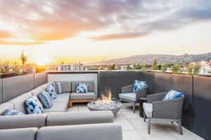 een dakterras met banken en een vuurplaats bij Level Hollywood in Los Angeles