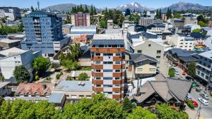 una vista aérea de una ciudad con edificios en Hotel Plaza Bariloche en San Carlos de Bariloche