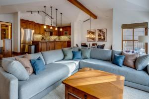 Posezení v ubytování SkiView Family Home with Riverfront Hot Tub