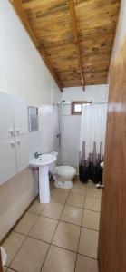 uma casa de banho com um WC e um lavatório em Cabaña Amapola, Pichidangui em Pichidangui