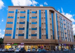 a large building with cars parked in front of it at فندق برادايس نيس النزهة Paradise Nice Hotel in Mecca