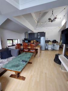 Pearl XL في بامبوروفو: غرفة معيشة مع طاولة ومطبخ