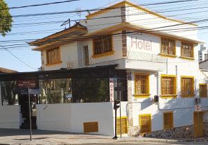 um edifício de hotel na esquina de uma rua em Hotel Barroco em Belo Horizonte