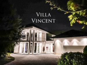 un bâtiment avec un panneau indiquant la villa vincent dans l'établissement Villa Vincent nahe Hannover, Hildesheim, Messe, à Nordstemmen
