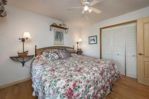 um quarto com uma cama e uma ventoinha de tecto em Lake Life Dreams em Fairfield Bay