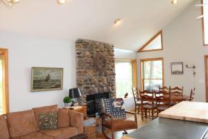 uma sala de estar com um sofá e uma lareira de pedra em Lake Life Dreams em Fairfield Bay