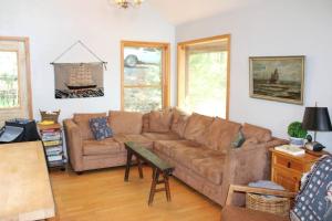 uma sala de estar com um sofá e uma mesa em Lake Life Dreams em Fairfield Bay