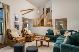 sala de estar con sofá verde y sillas en Stay in Evergreen - Denver Mountain Escape en Evergreen