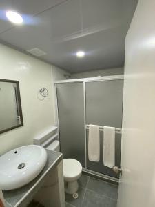 uma casa de banho com um WC, um lavatório e um chuveiro em Holiday Sai Hotel em San Andrés