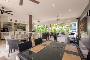 Un restaurante o sitio para comer en SHA The Regent Resort Phuket Kamala Beach