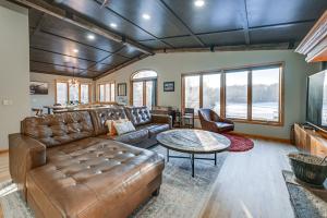 Χώρος καθιστικού στο Lake Arbutus Cabin Private Dock and Pontoon Rental!