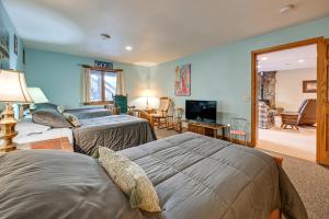 1 dormitorio con 2 camas y sala de estar en Spacious Cabin on Lake Arbutus Private Dock!, en Neillsville