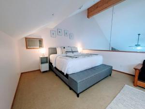 เตียงในห้องที่ Chicamon Springs Lodge by FantasticStay