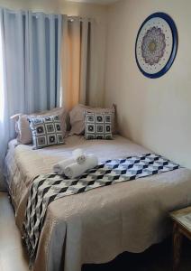 1 dormitorio con 2 camas y toallas. en Flat Lindíssimo Beira-Mar en Salvador