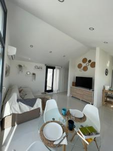 TV a/nebo společenská místnost v ubytování Precioso ático, nuevo, a 50m de la playa, Manilva