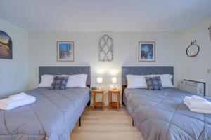 2 camas sentadas en una habitación con 2 lámparas en Bellaire Condo - Walk to Shanty Creek Resort!, en Bellaire