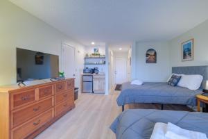 1 dormitorio con 2 camas, vestidor y cocina en Bellaire Condo - Walk to Shanty Creek Resort!, en Bellaire