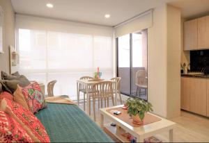 sala de estar con sofá y mesa en The Petit Flat - Bright & stylish studio apartment near Unicentro, en Bogotá