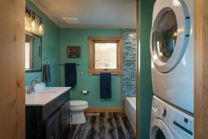 un bagno con lavandino e lavatrice di Triumph Ranch Farm House ad Hailey Altre 25 foto