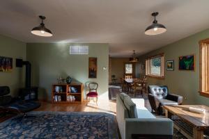 un soggiorno con un divano e un tavolo di Triumph Ranch Farm House ad Hailey