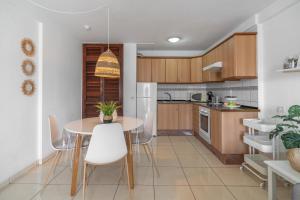 Kuchyň nebo kuchyňský kout v ubytování GO2TENERIFE Apart'Smile Las Americas Center & Heated Pool