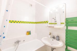 Baño blanco con lavabo y espejo en Charming bedroom in Sorrento with balcony, en Sorrento