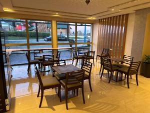 傑迪代的住宿－Oceana Mazagan Suites Hotel，餐厅设有桌椅和窗户。
