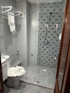 uma casa de banho com duche, WC e chuveiro em Oceana Mazagan Suites Hotel em El Jadida