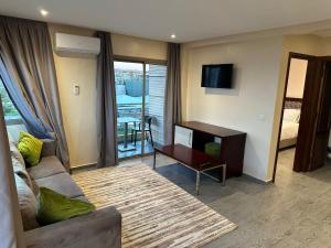 TV a/nebo společenská místnost v ubytování Oceana Mazagan Suites Hotel