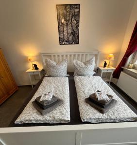 een slaapkamer met 2 bedden en handdoeken bij Ferienwohnung Burghasungen in Zierenberg