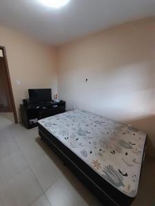 Ένα ή περισσότερα κρεβάτια σε δωμάτιο στο Apartamento de temporada perto do Parque Euclides Dourado