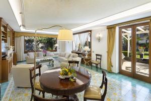 Khu vực ghế ngồi tại SorrentoVibes - Villa in Sorrento Center with gardens and outdoor space