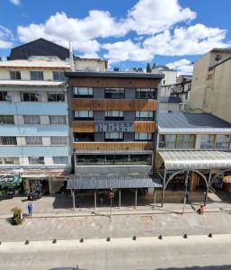 een appartementencomplex met twee banken ervoor bij M383 Hotel Bariloche in Bariloche