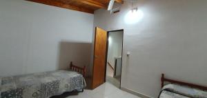 um quarto com uma cama e uma porta para um corredor em GUDIVAMA. em Las Grutas