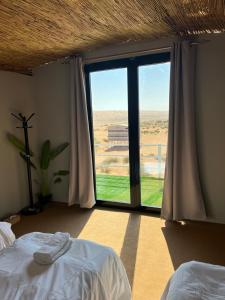 Postel nebo postele na pokoji v ubytování Royal desert camp