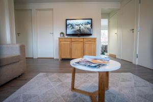 un soggiorno con TV e tavolino da caffè di City Center Getaway 9 by Berti a Stavanger
