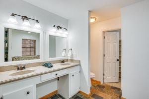 Ένα μπάνιο στο Near Lake Fork Home with Fire Pit in Yantis! +27 φωτογραφίες
