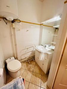 La salle de bains est pourvue de toilettes et d'un lavabo. dans l'établissement Chambre indépendante à Lezignan-la-Cèbe, à Lézignan-la-Cèbe