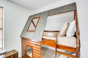 ein Schlafzimmer mit einem Etagenbett und einem Spiegel in der Unterkunft Yantis Home with Hot Tub - Near Lake Fork Fishing! in Yantis