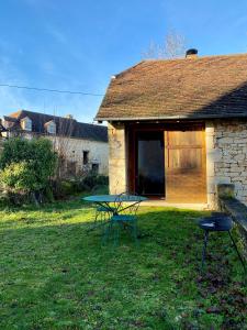 a picnic table in the yard of a house at La Grangette de Paunac in Cazillac