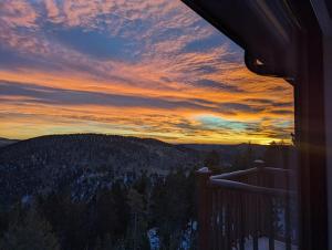 desde el balcón de una cabaña con vistas a la puesta de sol en Stay in Evergreen - Denver Mountain Escape en Evergreen
