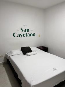 Hotel San Cayetano客房内的一张或多张床位