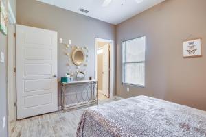 een slaapkamer met een bed en een spiegel aan de muur bij Pet-Friendly Brownsville Apartment with Yard! in Brownsville